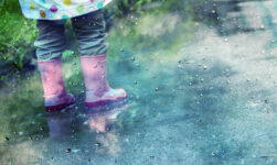 pige i regnvejr